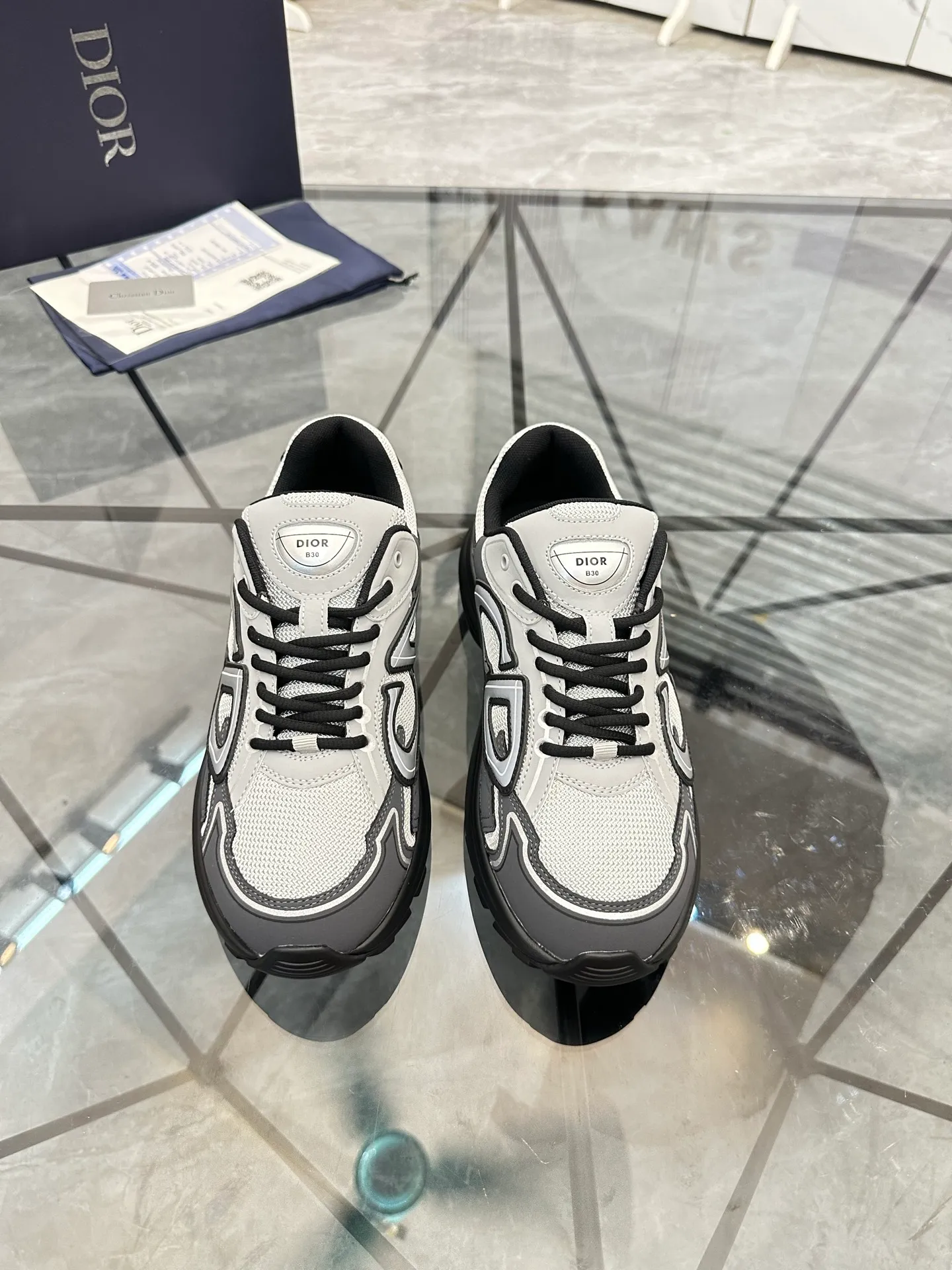 Men's shoes: 💰P400¥ Available in Guangzhou Product trademark: Dior* "Dior*" low-top casual shoes Regular size: 35-46 (can be customized to 47) Couple style Product materials: Upper imported cowhide stitched with original fabric, breathable lining, ultra-light foam original outsole. No.: 007